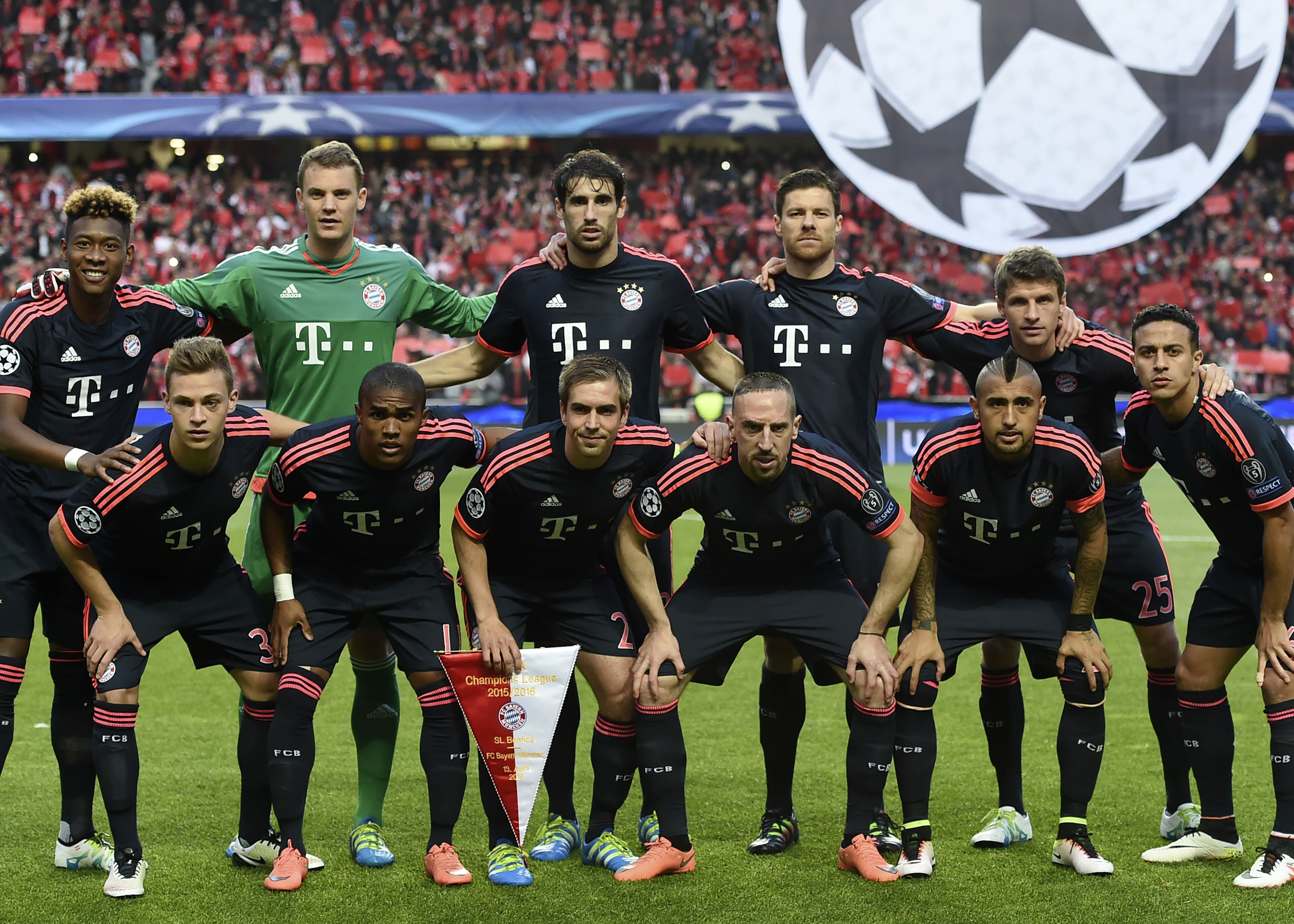 俄罗斯男子送马拉松选手特产，边跑边给武汉市民分特产：很多市民给我们送美食、可乐，还有无数的微笑.