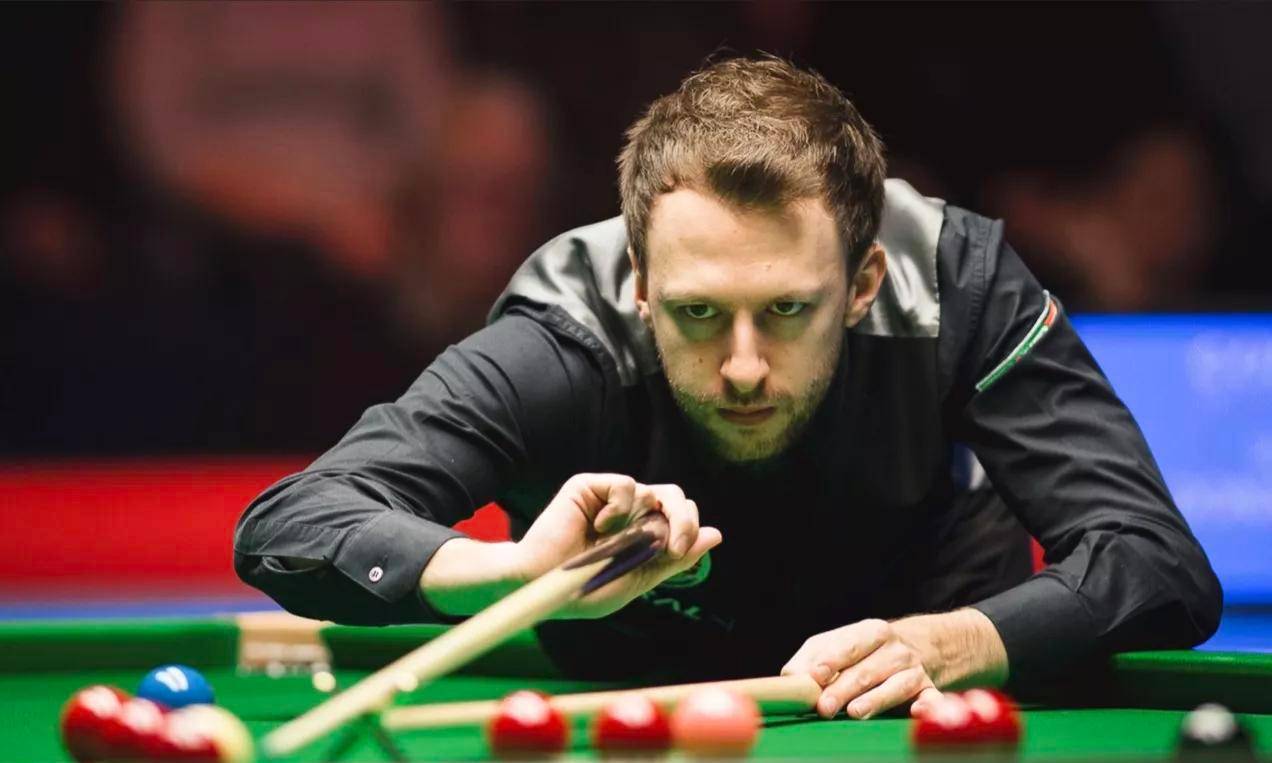 俄罗斯男子送马拉松选手特产，边跑边给武汉市民分特产：很多市民给我们送美食、可乐，还有无数的微笑.